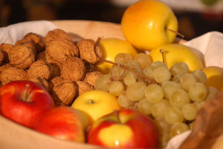 Obstschale mit Südtiroler Äpfeln, Trauben und Nüssen