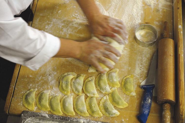 Preparazione degli Schlutzkrapfen sudtirolesi (lunette agli spinaci)